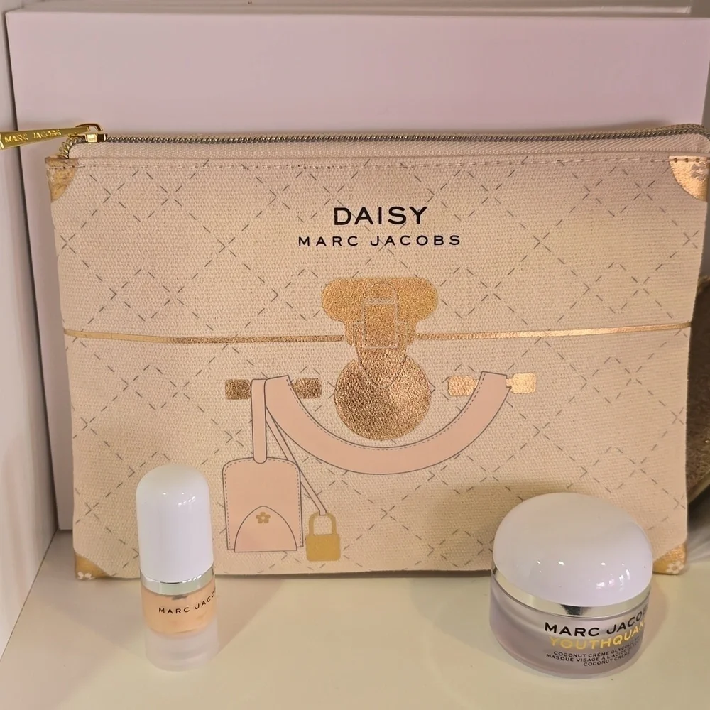 NIB Marc Jacobs Daisy Cosmetic Pouch in Cream and Gold With Travel Treats